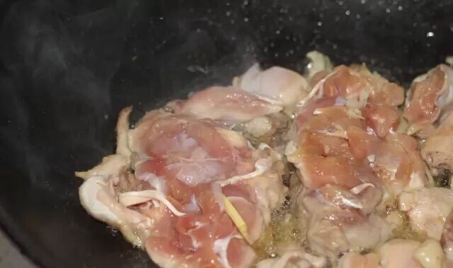私房鸡腿饭 专治食欲不振,锅里洒少许油,煎鸡腿肉是有小窍门的,油温不易过高,中火就可以了,然后鸡皮那面朝下,不容易变形。