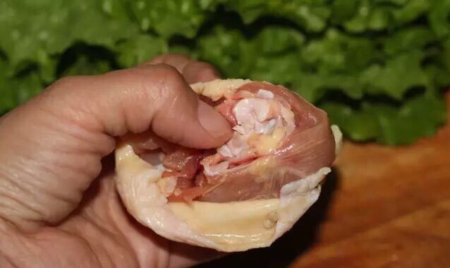 私房鸡腿饭 专治食欲不振,想要<a style='color:red;display:inline-block;' href='/shicai/ 92'>鸡腿</a>肉好吃,先要剃掉骨头,看到我大拇指指尖指示的这个部位了吗?从这里下剪子,这时候剪子比刀好用。