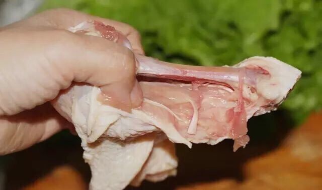 私房鸡腿饭 专治食欲不振,直接手动把骨肉剥离,撕拉开。