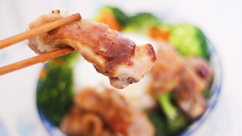 私房鸡腿饭 专治食欲不振,出锅以后切成长条状,配上香喷喷的米饭,浇上一勺烧鸡腿肉的汤汁,烫过水的蔬菜沾上汤汁就很好吃了,再搭配大块的鸡腿肉,满满的幸福感。