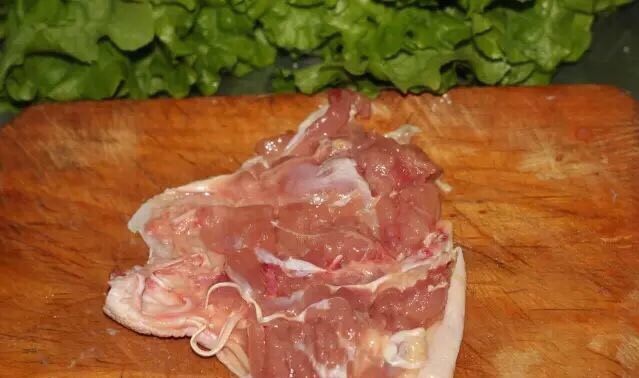 私房鸡腿饭 专治食欲不振,用刀背在鸡腿肉上剁几下,这样后面下锅的时候不容易变形。