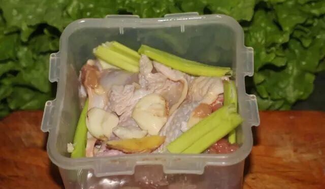 私房鸡腿饭 专治食欲不振,放到密封盒里,撒点盐抓均匀,放点葱<a style='color:red;display:inline-block;' href='/shicai/ 37'>姜</a>蒜,现磨黑胡椒粒密封腌制两个小时,一宿最好。