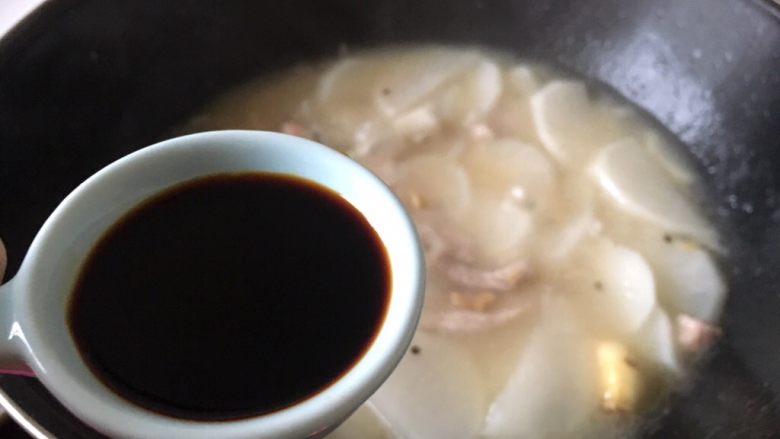 萝卜烧肉 片片浓,大火烧开后转中火放入生抽,蚝油
