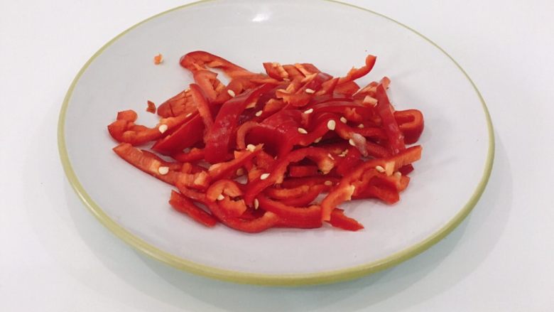 萝卜烧肉 片片浓,将<a style='color:red;display:inline-block;' href='/shicai/ 86663'>红辣椒</a>洗净切大丝