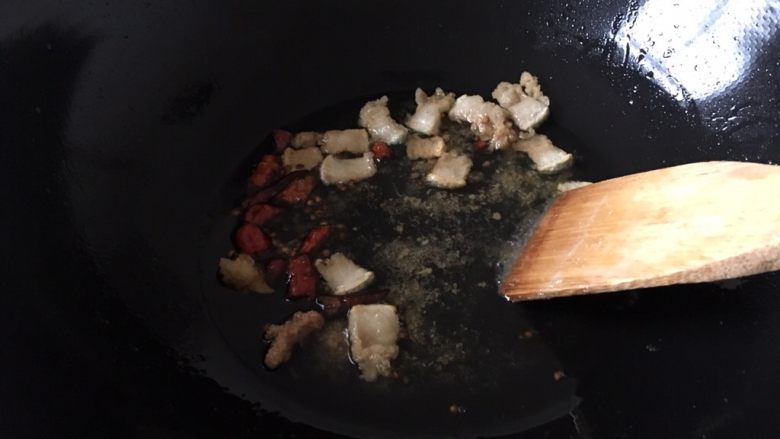 萝卜烧肉 片片浓,将猪肉的油炸出来后放红尖椒爆香,再将红尖椒挑出去