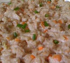 红萝卜马蹄玉米粒蒸肉饼,肉饼用快子铺平,水烧开,放肉饼大火蒸5分钟。