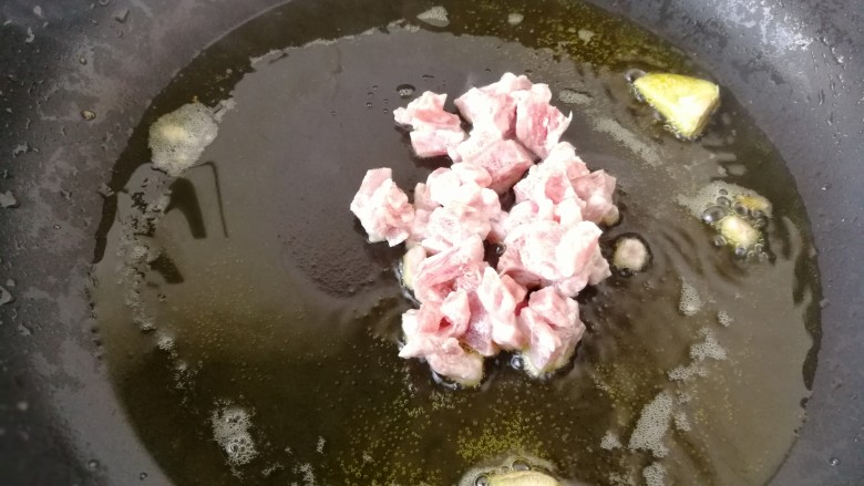 #绿色美食#一帘幽绿,热锅冷油加入两片生姜,倒入腌好的肉。