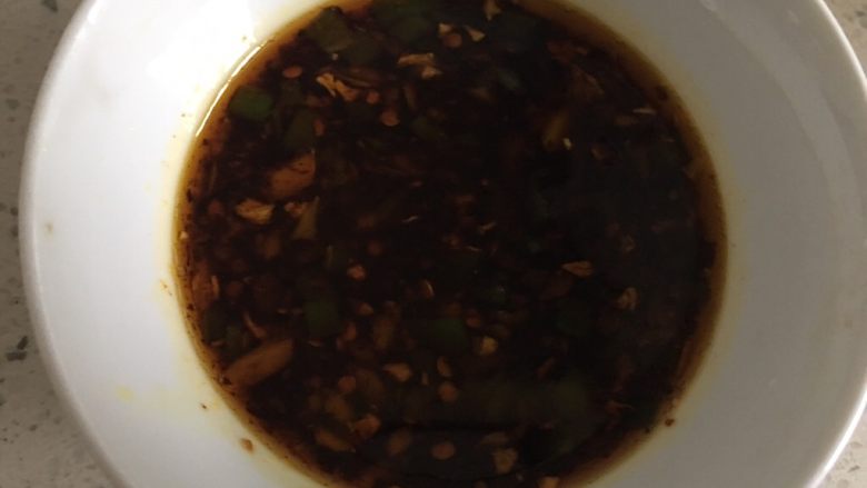 独创 油泼酸甜辣子鸡,再倒入一些煮鸡腿的汤汁。
