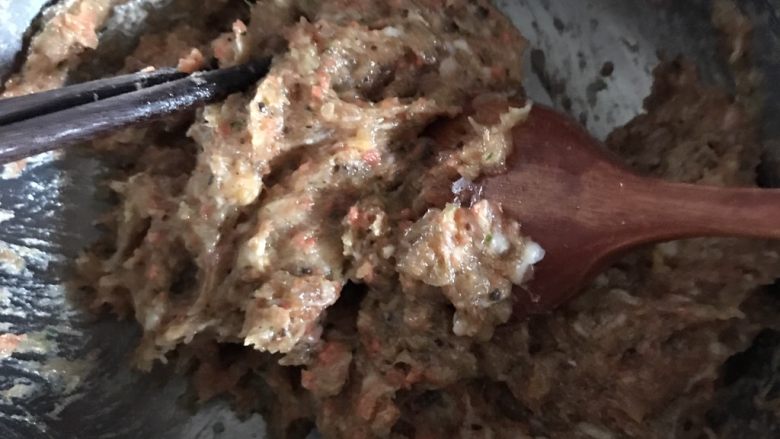 玫瑰煎饺,陷是提前做好的,我里面放的有香菇,红萝卜,这个可根据自己喜好口味调。