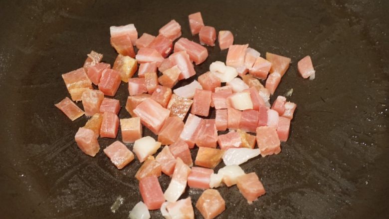火腿小笋丁炒饭,热锅,将火腿丁倒入煸炒