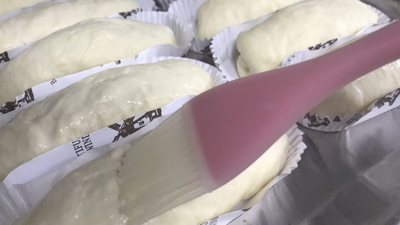 香葱芝士香肠面包(波兰种),发酵至满模时取出,刷上蛋液或水。同时烤箱预热180度