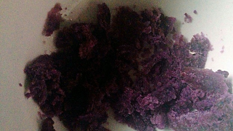 紫薯火烈鸟,紫薯蒸熟压成泥(喜欢甜的可以放一点糖)搓成团备用