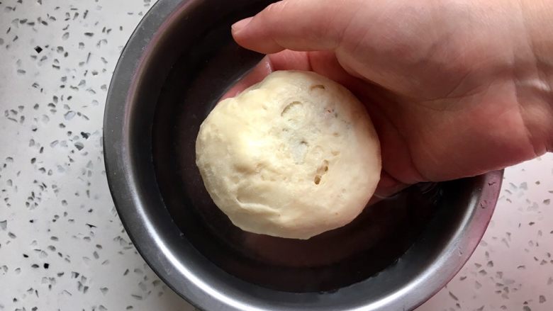 豆沙面包(油炸版),准备一碗温水,千万不要是凉水哈!把面包团的正面沾一下水。