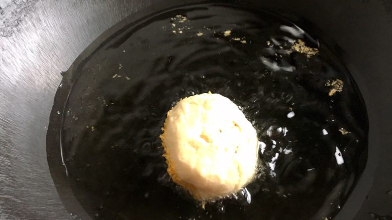 豆沙面包(油炸版),放入油锅里炸,这时温度达到自己的要求了,就开始拧小火。