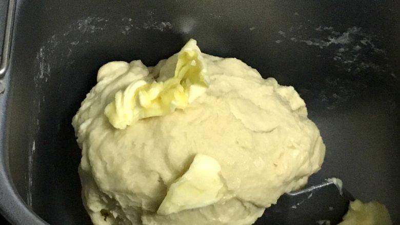 豆沙面包(油炸版),我的一个和面程序是30分钟,进行十分钟的时候,也就是刚刚和成面团就可以,放入<a style='color:red;display:inline-block;' href='/shicai/ 887'>黄油</a>继续和面。
