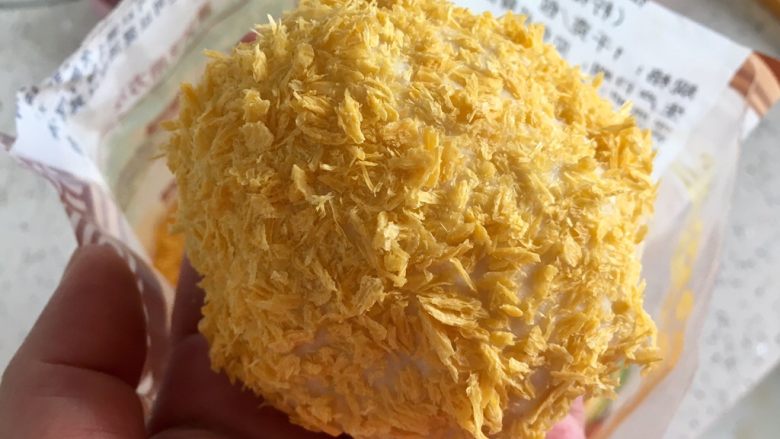 豆沙面包(油炸版),沾满一整面的面包糠,另一面不要沾面包糠。