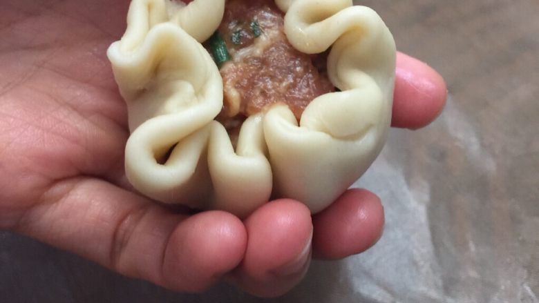 最爱鲜肉月饼,左手变小碗状(托住面团)