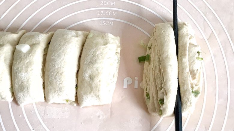 麦麸葱油花卷,取两块面团叠在一起,用筷子压下去