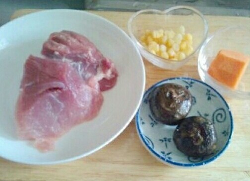 红萝卜马蹄玉米粒蒸肉饼,主要材料。