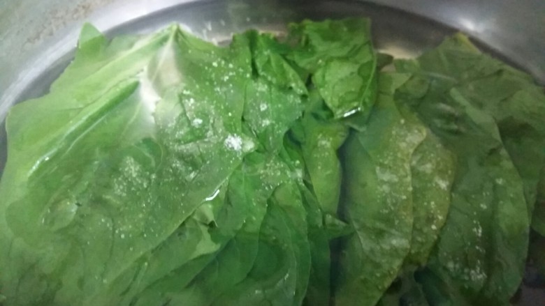 #绿色美食#菠菜戚风蛋糕(超详细),菠菜焯水,开水下锅,撒少许盐,焯半分钟即可。(撒盐可以让焯过水的叶子颜色保持的更好。)