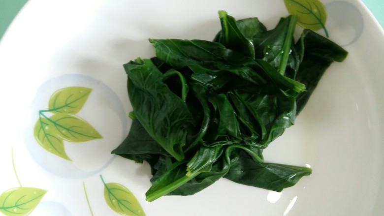 #绿色美食#菠菜戚风蛋糕(超详细),焯好的菠菜叶子捞出来备用。
