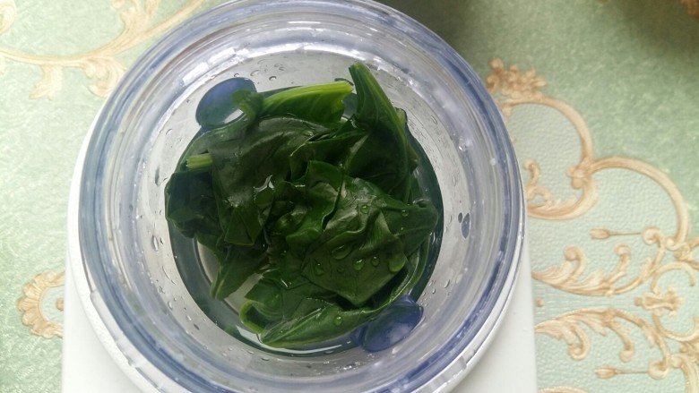 #绿色美食#菠菜戚风蛋糕(超详细),把菠菜叶子放入料理机的杯中,倒入半碗水,搅拌成<a style='color:red;display:inline-block;' href='/shicai/ 84355'>菠菜泥</a>。