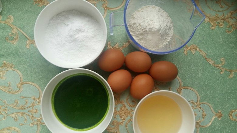 #绿色美食#菠菜戚风蛋糕(超详细),所有的食材都称重好了。(糖粉是我用白砂糖打碎的,虽然用量多,但是成品不是很甜的。家里的白砂糖是大颗粒的蔗糖,所以不是很甜。)