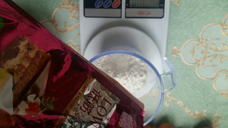 #绿色美食#菠菜戚风蛋糕(超详细),100g低粉称重备用。