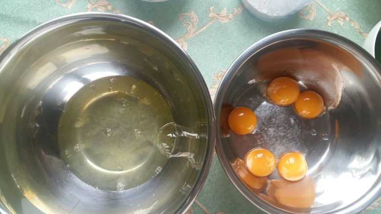 #绿色美食#菠菜戚风蛋糕(超详细),蛋清蛋黄分离。(蛋清一定要放在无油无水的盆中,蛋清放入冰箱冷藏一会更容易打发。)