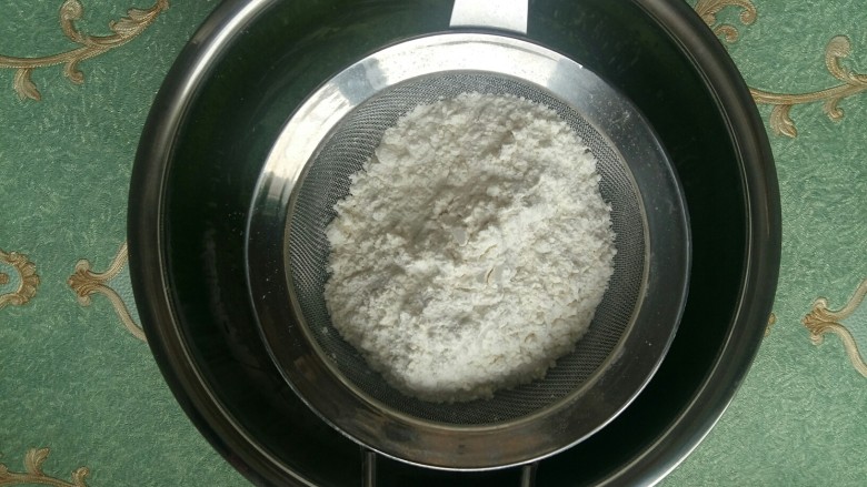 #绿色美食#菠菜戚风蛋糕(超详细),在蛋黄中筛入低粉。