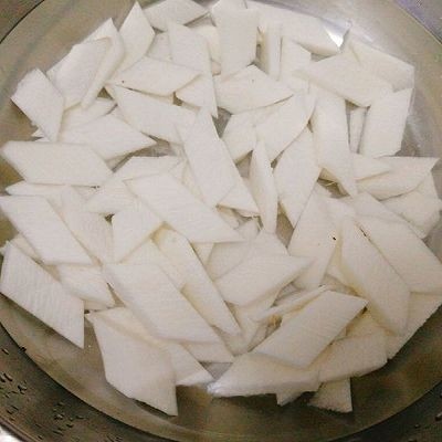 绿色美食+素炒三鲜,<a style='color:red;display:inline-block;' href='/shicai/ 28'>山药</a>去皮切片泡淡盐水里,防止氧化