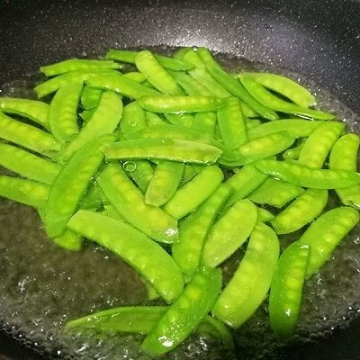 绿色美食+素炒三鲜,再另起一锅水,水开后加点油倒入荷兰豆,目的是保持它的翠绿