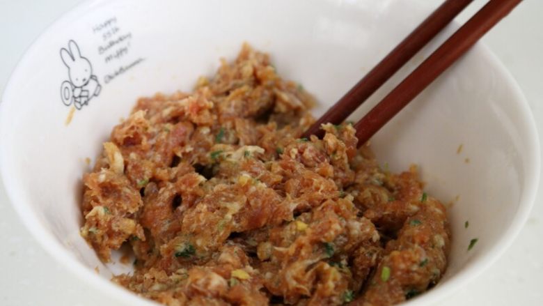 绿色美食+翡翠白菜水饺,肉泥中加入<a style='color:red;display:inline-block;' href='/shicai/ 762'>老抽</a>、味极鲜、<a style='color:red;display:inline-block;' href='/shicai/ 714'>鱼露</a>、盐、糖、<a style='color:red;display:inline-block;' href='/shicai/ 720'>胡椒粉</a>、葱姜和<a style='color:red;display:inline-block;' href='/shicai/ 59311'>鸡蛋液</a>拌均匀。