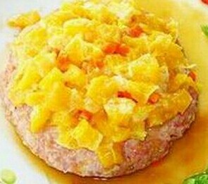 红萝卜马蹄玉米粒蒸肉饼,撒上<a style='color:red;display:inline-block;' href='/shicai/ 4802'>玉米粒</a>压紧,再蒸三分钟,关火,上面铺上橙子肉。