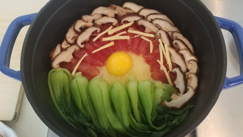 广式腊味煲仔饭,锅里水分快干时,也就是表面看不到水分了,在米饭表面铺上准备好的腊肠,香菇和油菜,姜丝撒在腊肠上面,再打一个<a style='color:red;display:inline-block;' href='/shicai/ 9'>鸡蛋</a>进去。我这是两个人的份,料有点切多了,香菇底下还有一圈腊肠,摆食材自己随意发控就好,不过动作要快一些。