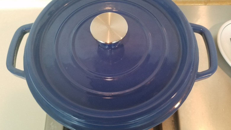 广式腊味煲仔饭,盖上锅盖焖煮,将米饭煮至八成熟,珐琅锅很快的,大概10分钟就好。