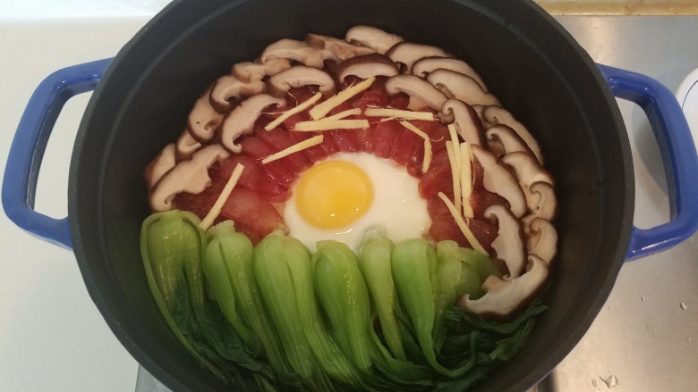 广式腊味煲仔饭,米饭焖好了,蛋焖半熟是最好的效果,半固体的蛋黄拌饭很美味。