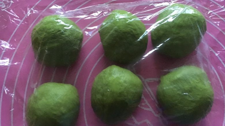 #绿色美食#四叶草抹茶奶酥面包,分割成6个小面团,再次醒发15分钟