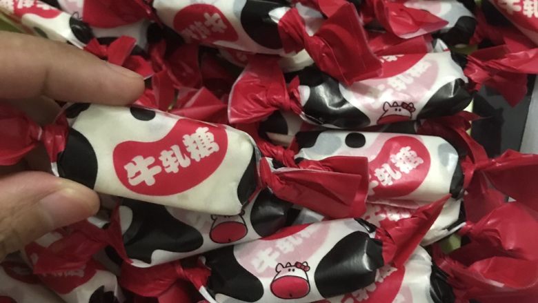 手工花生牛轧糖,外面包一层漂亮的糖纸就可以了!