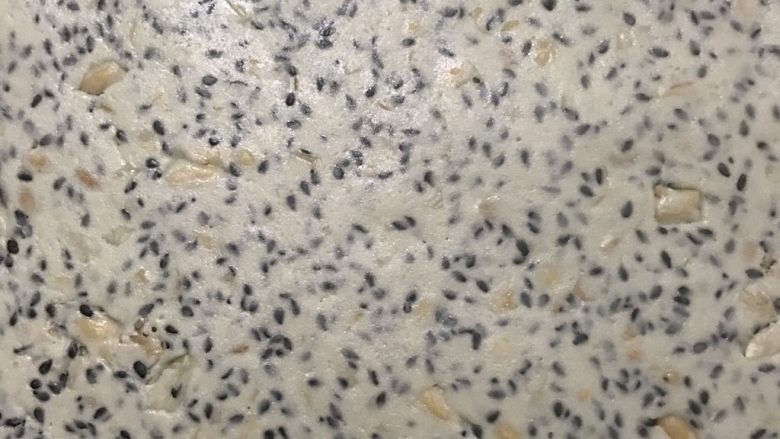 手工花生牛轧糖,出锅后放在硅胶垫上擀成一块大饼,薄厚自己喜欢❤️