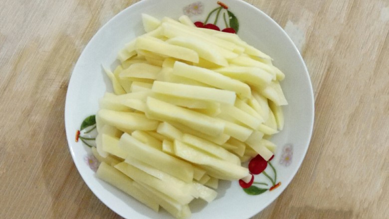 爱心土豆饼,<a style='color:red;display:inline-block;' href='/shicai/ 23'>土豆</a>去皮洗净,切条,上蒸锅蒸