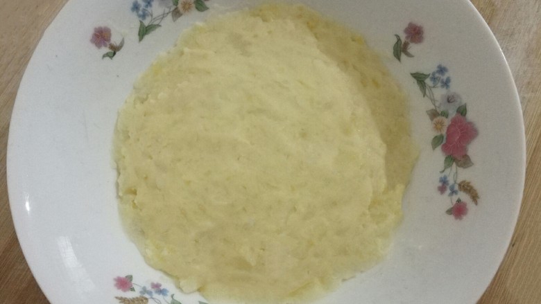 爱心土豆饼,蒸熟的土豆,取出,压成泥
