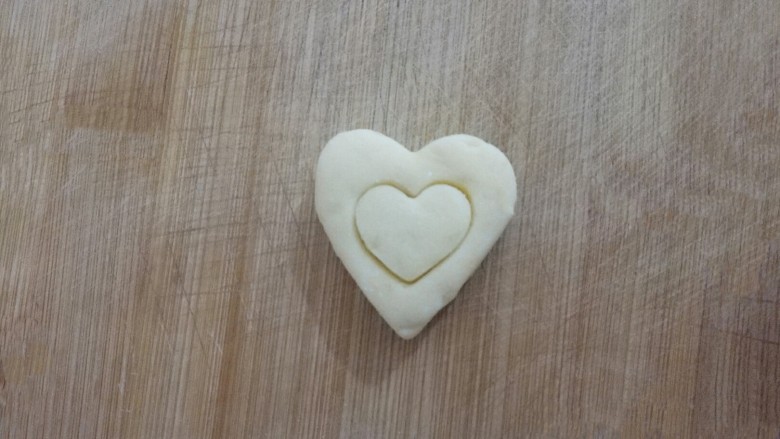 爱心土豆饼,再用小爱心模具按压,不能压到底部,力不要太大,不然压断了
