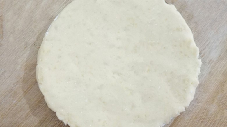 爱心土豆饼,把面团擀成厚薄均匀的面饼
