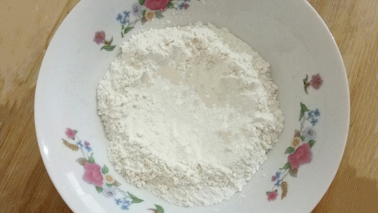 手擀面条,中间挖个小窝