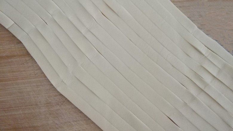 手擀面条,从中间挑起来,就自然散开了