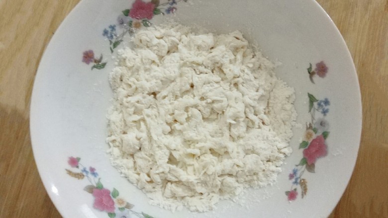 手擀面条,和成絮状