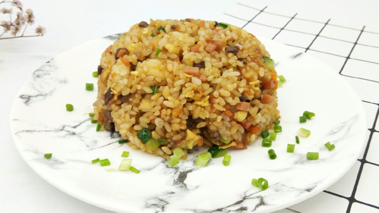 炒饭秀什锦蛋炒饭,配料绝对足,也可以加自己爱吃的配料,丰富口感!