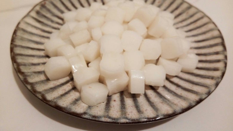 炒饭秀什锦蛋炒饭,<a style='color:red;display:inline-block;' href='/shicai/ 552'>年糕</a>买的是圆柱形的,切小丁