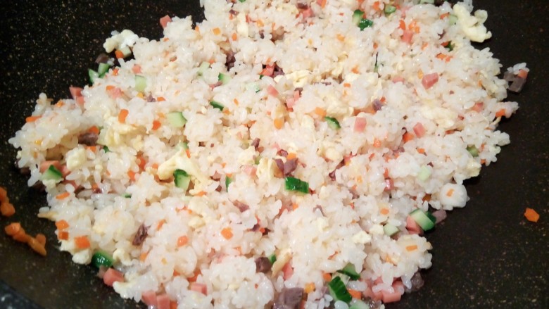 炒饭秀什锦蛋炒饭,最后加炒好的鸡蛋,黄瓜,火腿肠,酱牛肉翻炒